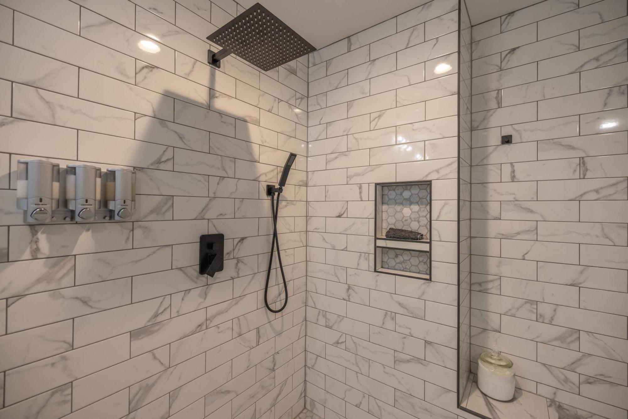 Mid-Century Modern Impeccable Remodel With Hot Tub Villa Ашвил Екстериор снимка