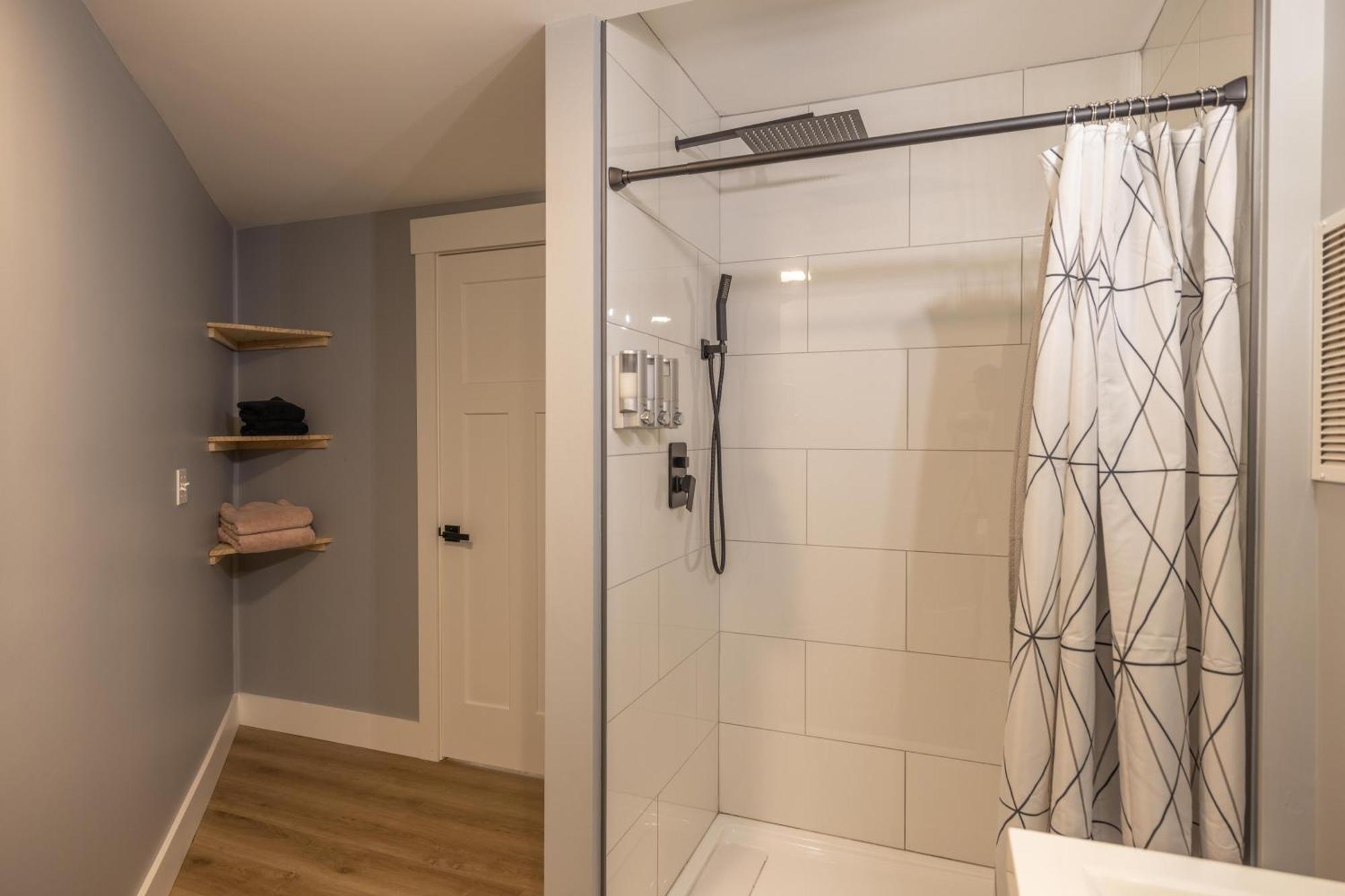 Mid-Century Modern Impeccable Remodel With Hot Tub Villa Ашвил Екстериор снимка