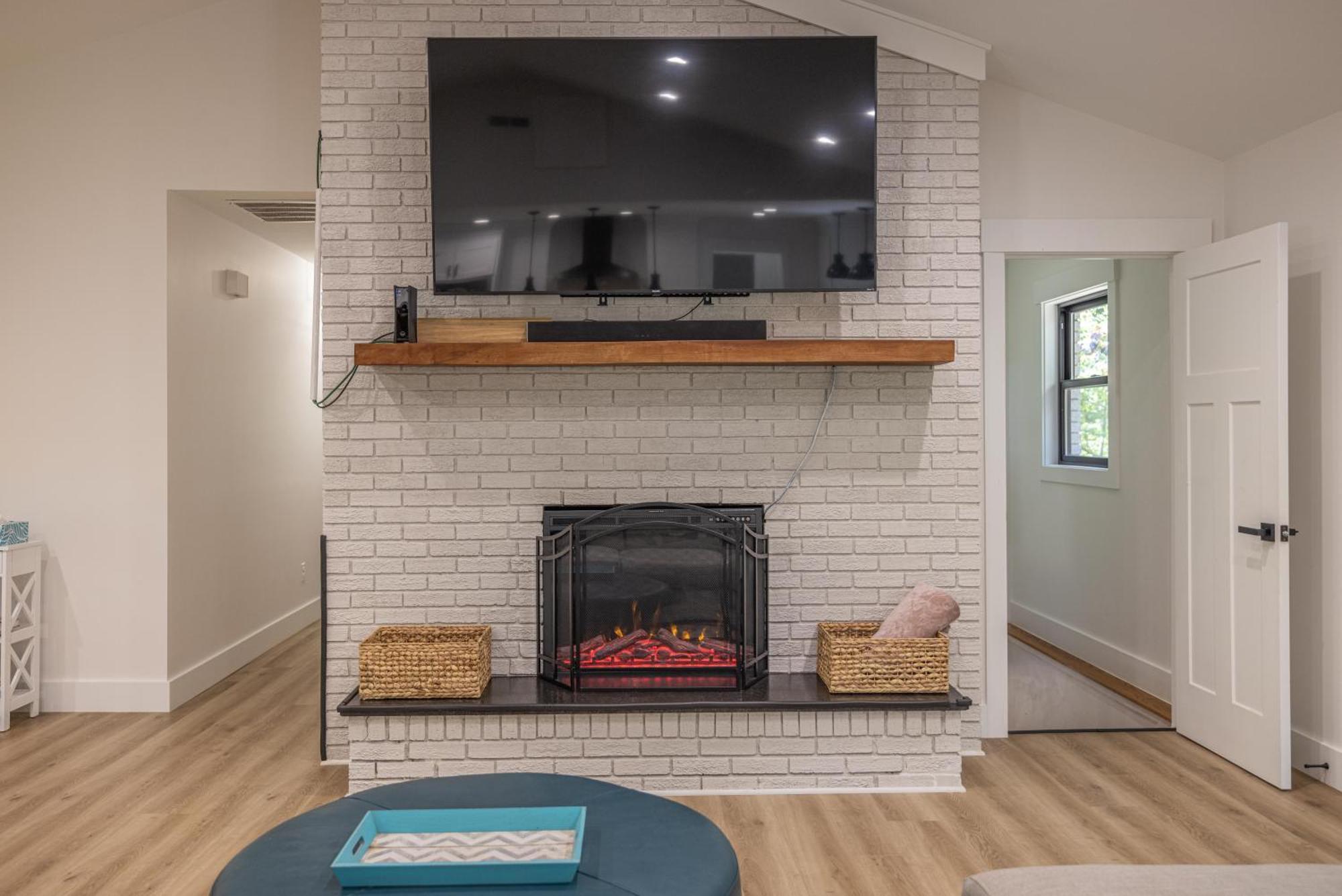 Mid-Century Modern Impeccable Remodel With Hot Tub Villa Ашвил Екстериор снимка