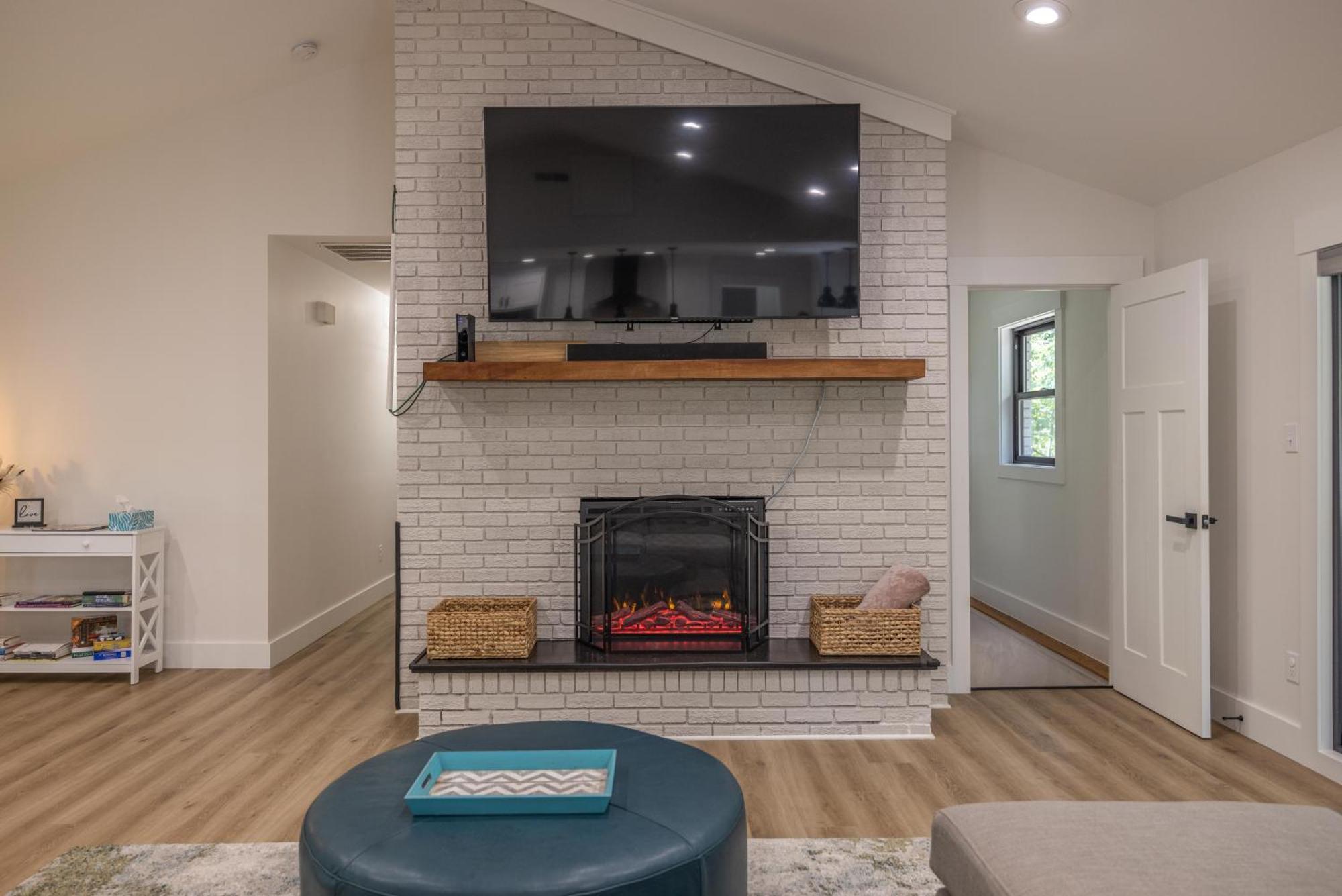 Mid-Century Modern Impeccable Remodel With Hot Tub Villa Ашвил Екстериор снимка