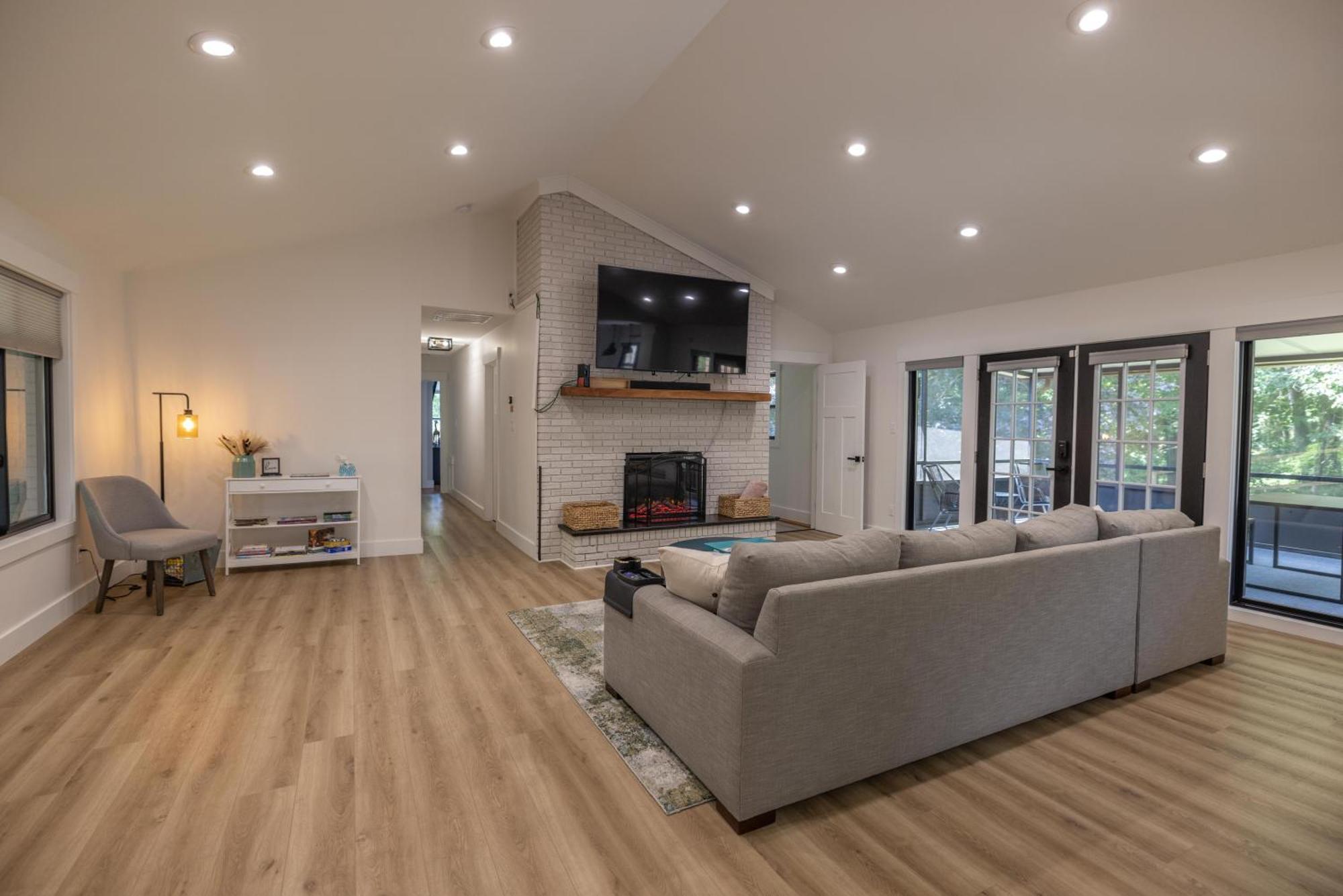 Mid-Century Modern Impeccable Remodel With Hot Tub Villa Ашвил Екстериор снимка
