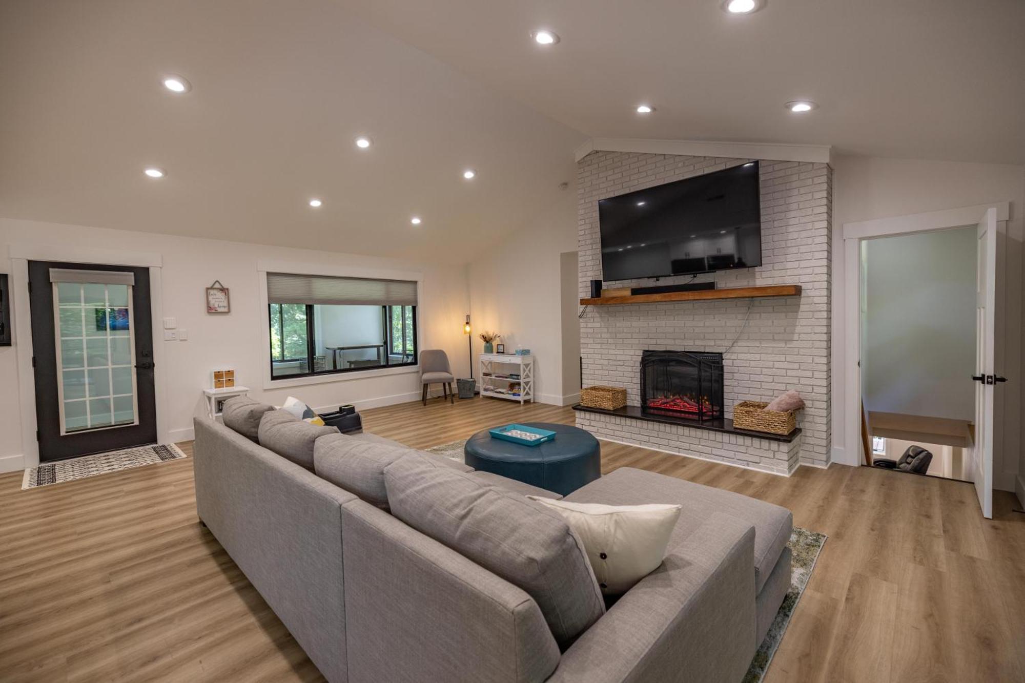Mid-Century Modern Impeccable Remodel With Hot Tub Villa Ашвил Екстериор снимка