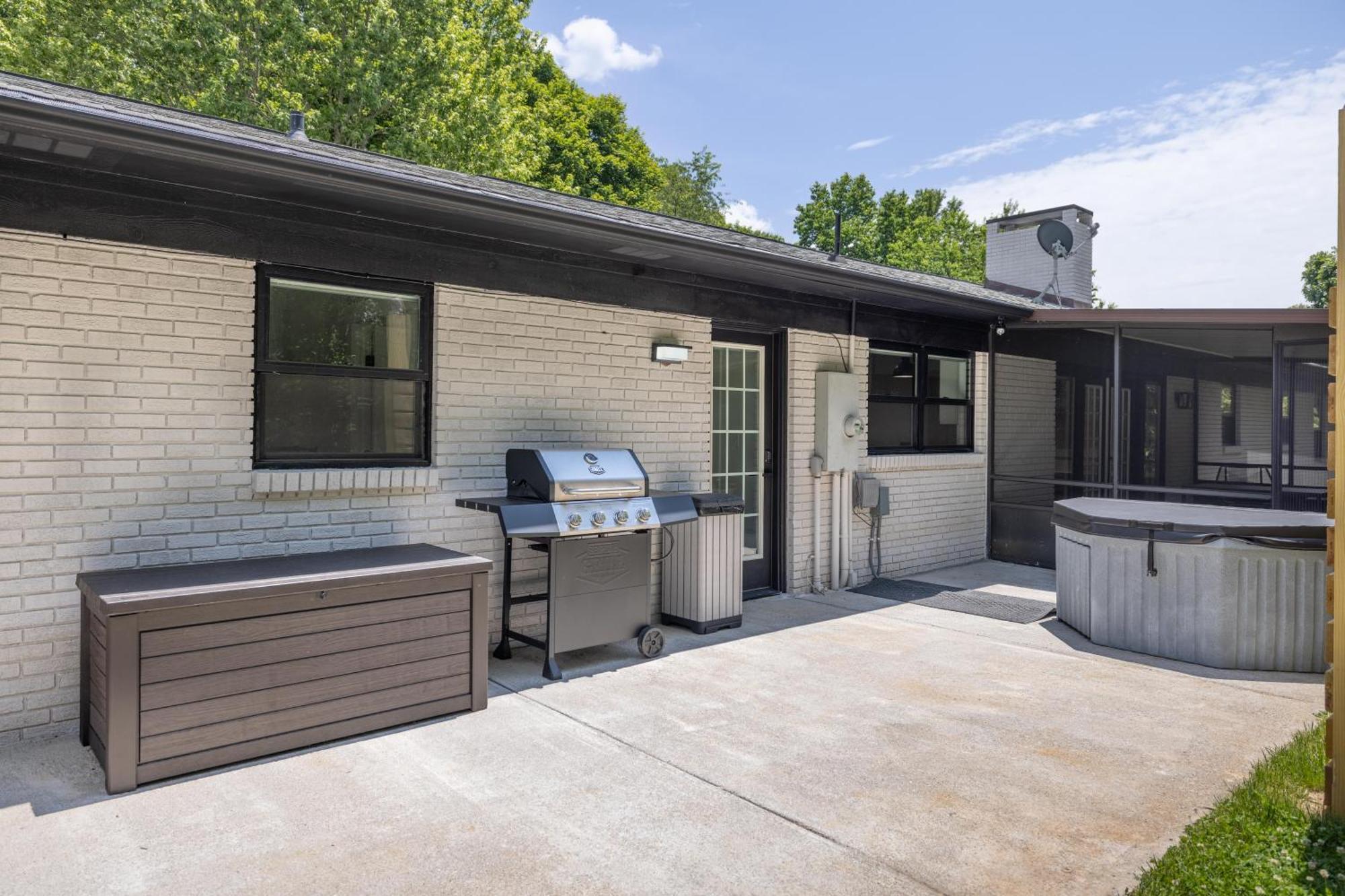 Mid-Century Modern Impeccable Remodel With Hot Tub Villa Ашвил Екстериор снимка